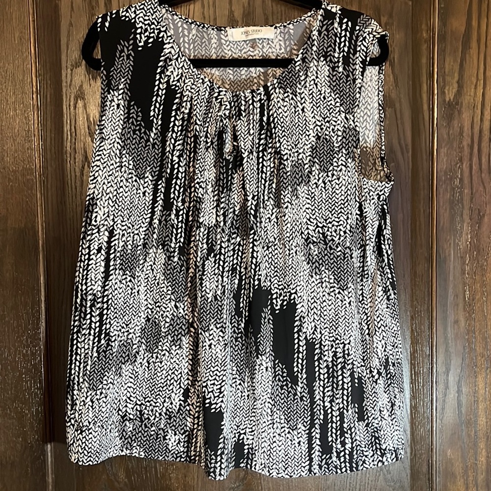 Keyhole sleeveless blouse